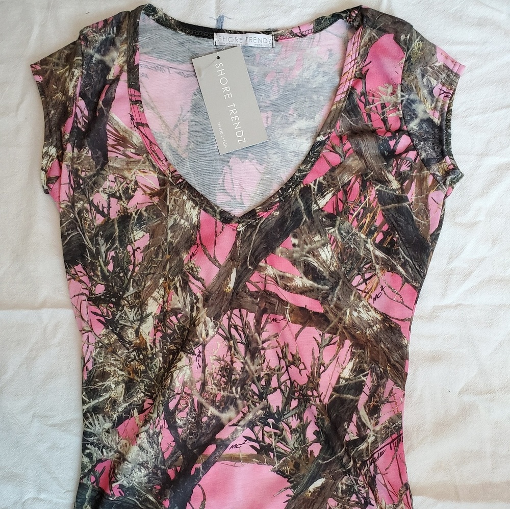 🌹Pink camouflage v neck shirt